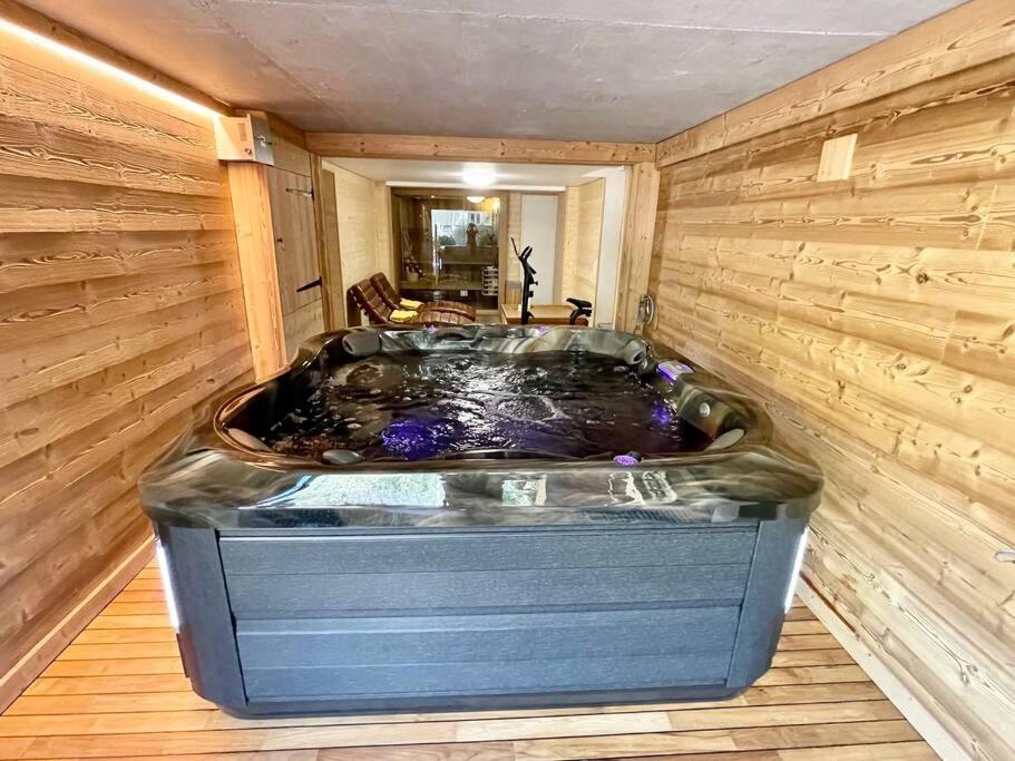 Kelly, Centre / Jacuzzi / Sauna Chalet *