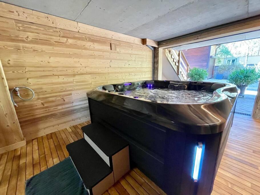 Kelly, Centre / Jacuzzi / Sauna Chalet *